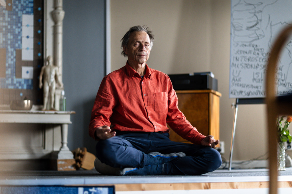 MEDITASJON: I 50 år har Audun Myskja meditert hver dag. Foto: Jens Petter Larsen / Ferskvann Film