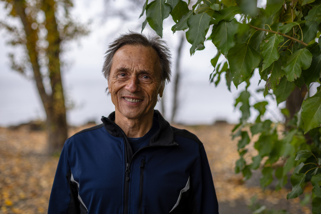 NATURGLAD: Under trærne rett ved Mjøsa er det fine plasser for øvelser og meditasjon. Foto: Jens Petter Larsen / Ferskvann…