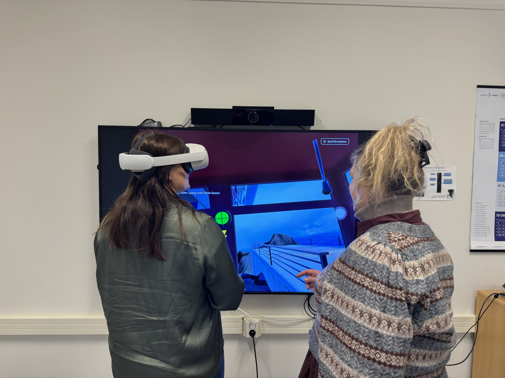 TESTER VR-TEKNOLOGIEN: Psykiater Silje Lovise Stokvik Fredriksen (til venstre) sammen med Ulrika Larsson. Foto: Annette…