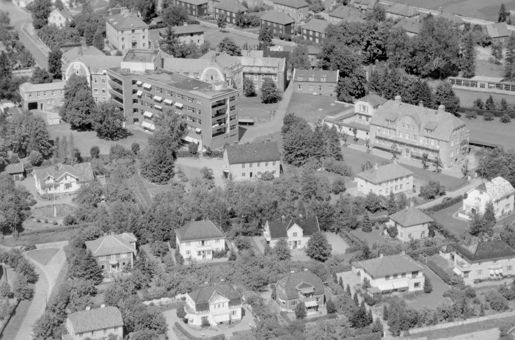 Figur 2 Vestfold fylkessykehus i 1950. Overlege Jervells bolig er det hvite huset i høyre bildekant. Murbygningen midt på…