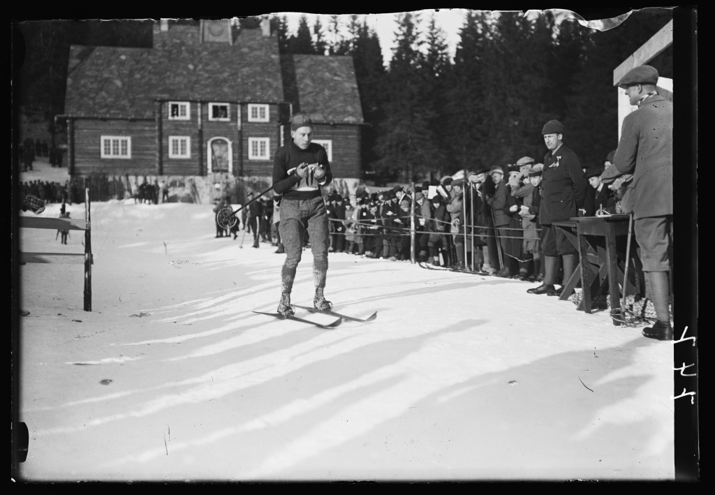 Figure 1 Asbjørn Elgstøen by Frognerseteren during the 50-kilometre race in February 1923. Photo: Henriksen & Steen /…