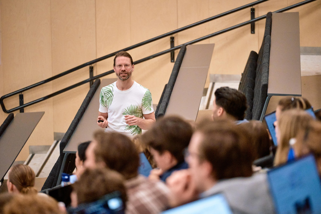 POPULÆR FORELESER: Entusiastiske Åsmund Flobak har blitt nominert av medisinstudentene til undervisningsprisen på NTNU hvert…
