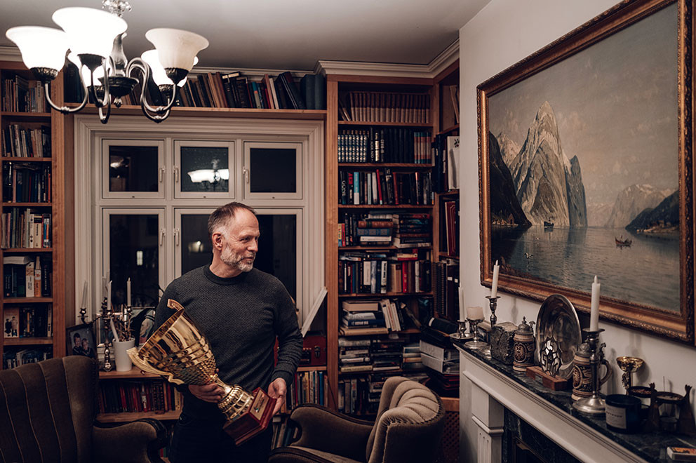TROFÉER: Så lenge Felix (18) bor hjemme, har Stein pokalene til sønnen tilgjengelig. Foto: Tommy Ellingsen