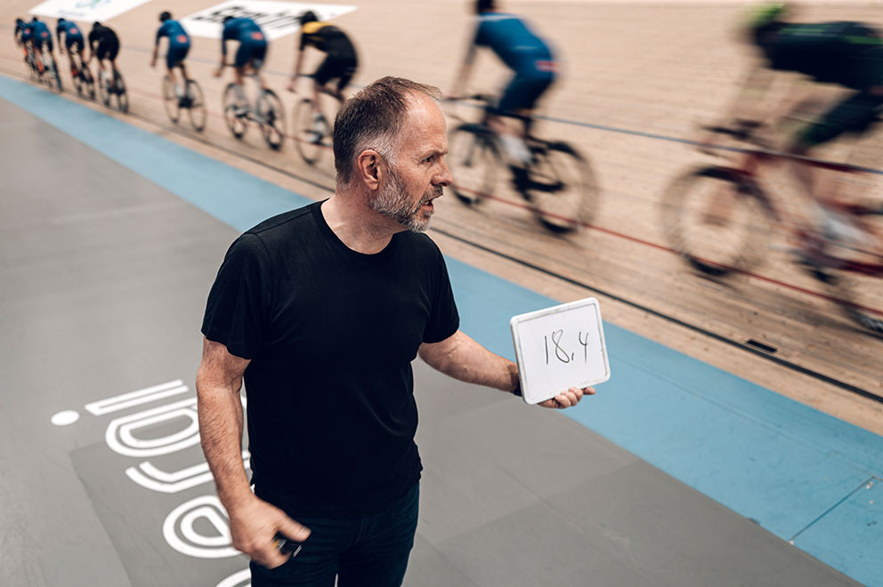 HUNDREDELER: Med en rundetid på 18,4 sekunder er farten litt mindre enn 50 km/t, forklarer Stein. Foto: Tommy Ellingsen