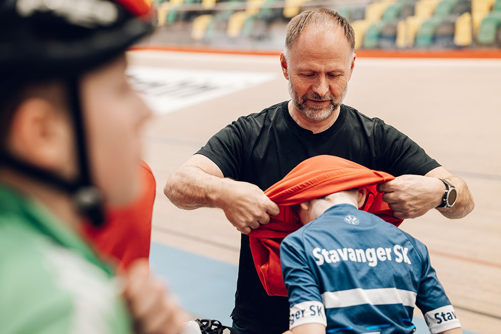 DEN RØDE TRØYEN: Stein hjelper både store og små med smått og stort. Foto: Tommy Ellingsen