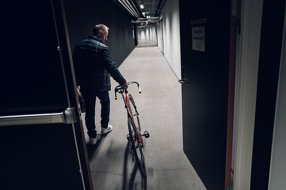 KARRIERE: Som student reiste Stein til København for å sykle innendørs. Nå sykler han i Norges største veldodrom i nabolaget…