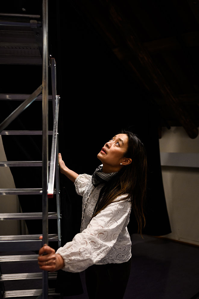 BACKSTAGE: Linda Luu sikrer stigen mens scenografien som hun selv har ansvaret for, settes opp før forestilling. Foto: John…