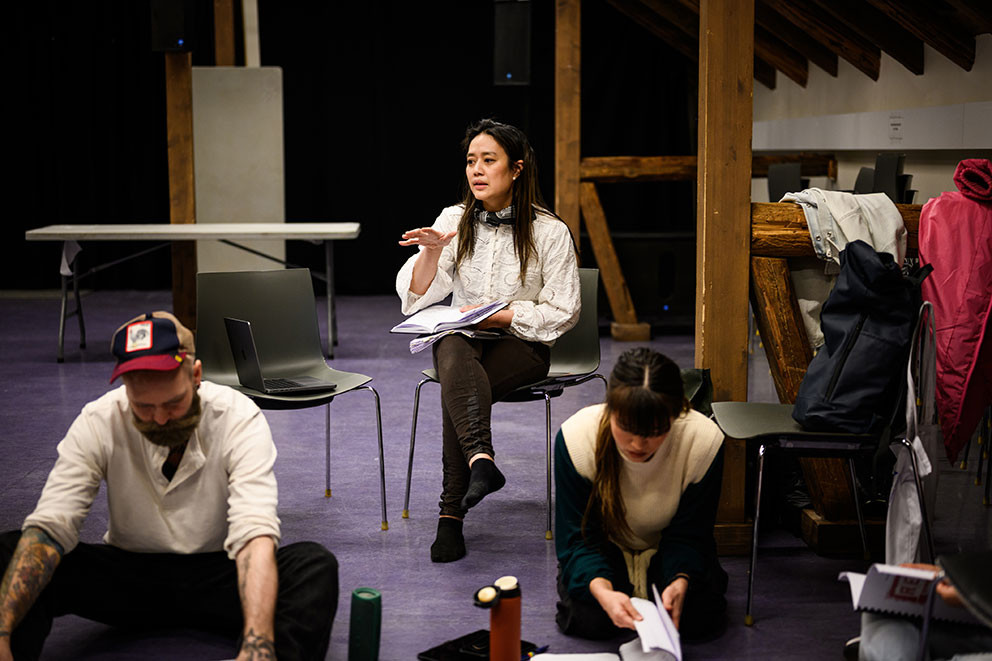 REGISSØR OG SKUESPILLER: Linda Luu instruerer på leseprøve til forestillingen RENT på Sentralen. Foto: John Trygve Tollefsen