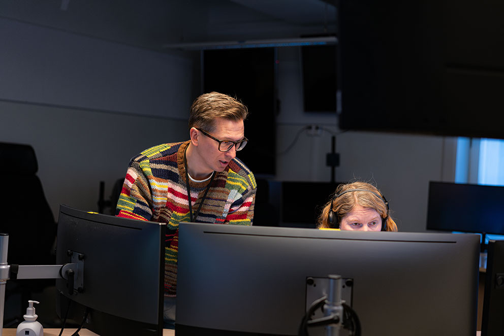 FAGLIG STØTTE: Veiledning og trygging av nødoperatørene er viktig for at tjenesten skal yte best mulig. Foto: Leikny Havik