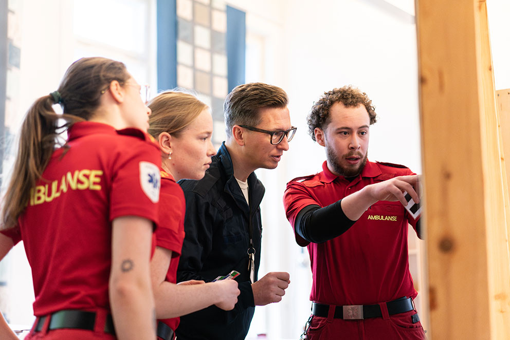 ØVELSE: Magnus Hjortdahl på jobb på paramedisinutdanningen ved OsloMet, der han deltar på øvelsene med studentene. Foto:…