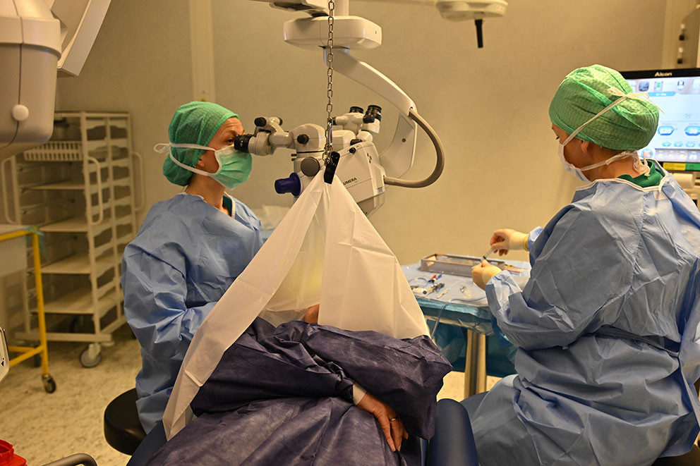 PÅ OPERASJONSSTUA: Alseth opererer en dag i uka og har 10–12 pasienter hver operasjonsdag. Her benyttes operasjonsmikroskop…