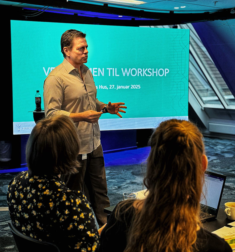OF-LEDER: Ståle Clementsen ledet diskusjonen med de tillitsvalgte under workshopen. Foto: Tor Martin Nilsen