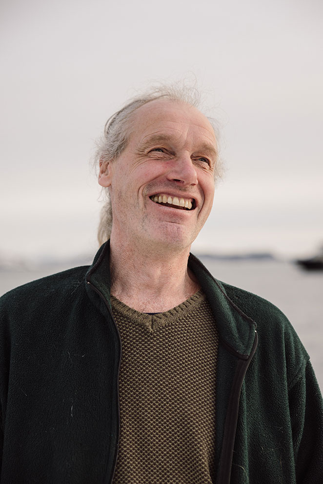 ELSKER FOLK OG FAG: Frank Hilpusch er en brennende engasjert fastlege i øyriket utenfor Harstad, og elsker både folk og fag.