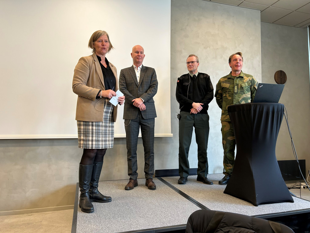 BREDT PANEL: Et bredt sammensatt panel tok tak i ulike sider av temaet helseberedskap i en tid med økte trusler. Fra venstre…