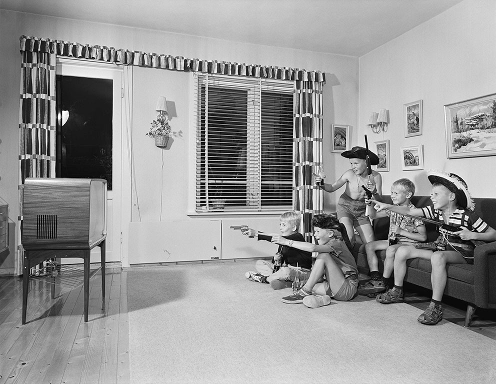 «Cowboygutter» ser fjernsyn, 1960. Foto: Leif Krohn Ørnelund (1914–92) / Oslo Museum / CC BY-SA