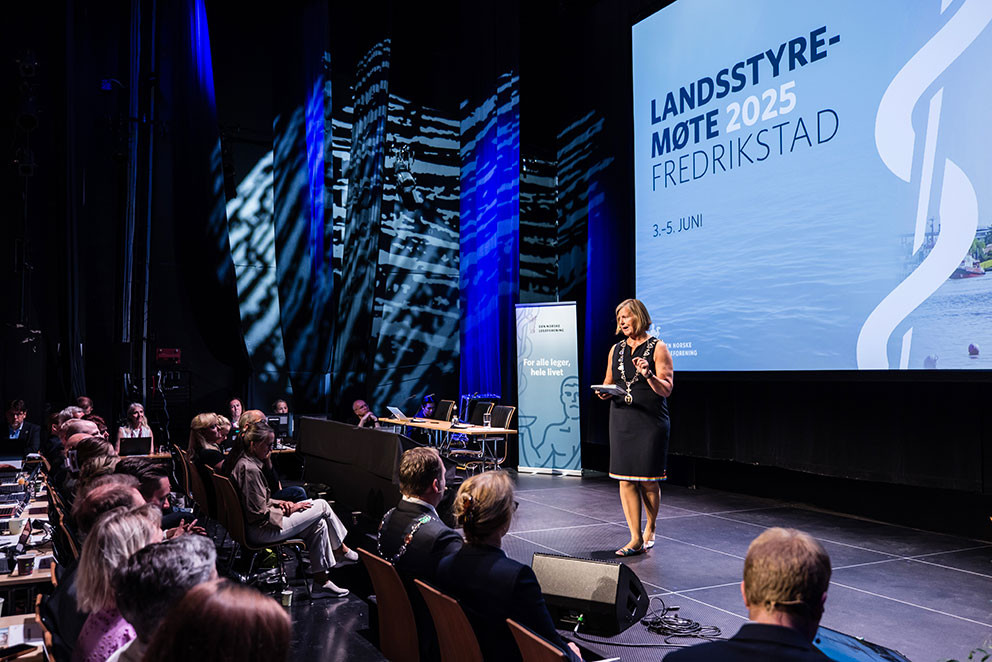 ÅPNET MØTET: Anne-Karin Rime holder åpningstalen på Legeforeningens landsstyremøtet i Fredrikstad. Foto: Legeforeningen…