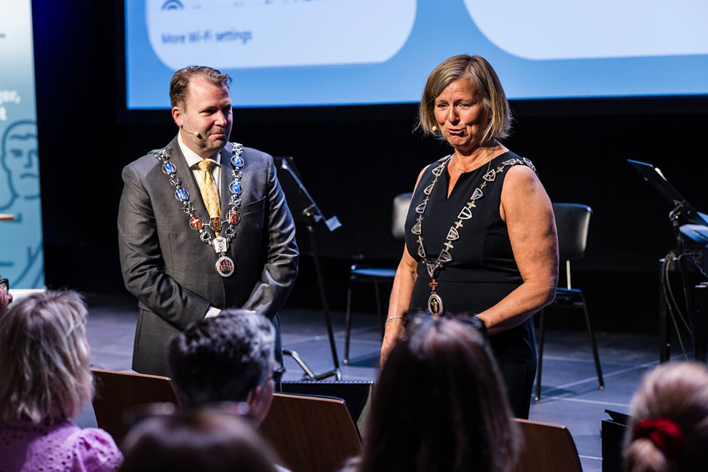 BESØKTE LANDSSTYREMØTET: Anne-Karin Rime med ordføreren i Fredrikstad, Arne Sekkelsten (H). Foto: Legeforeningen/Thomas B…
