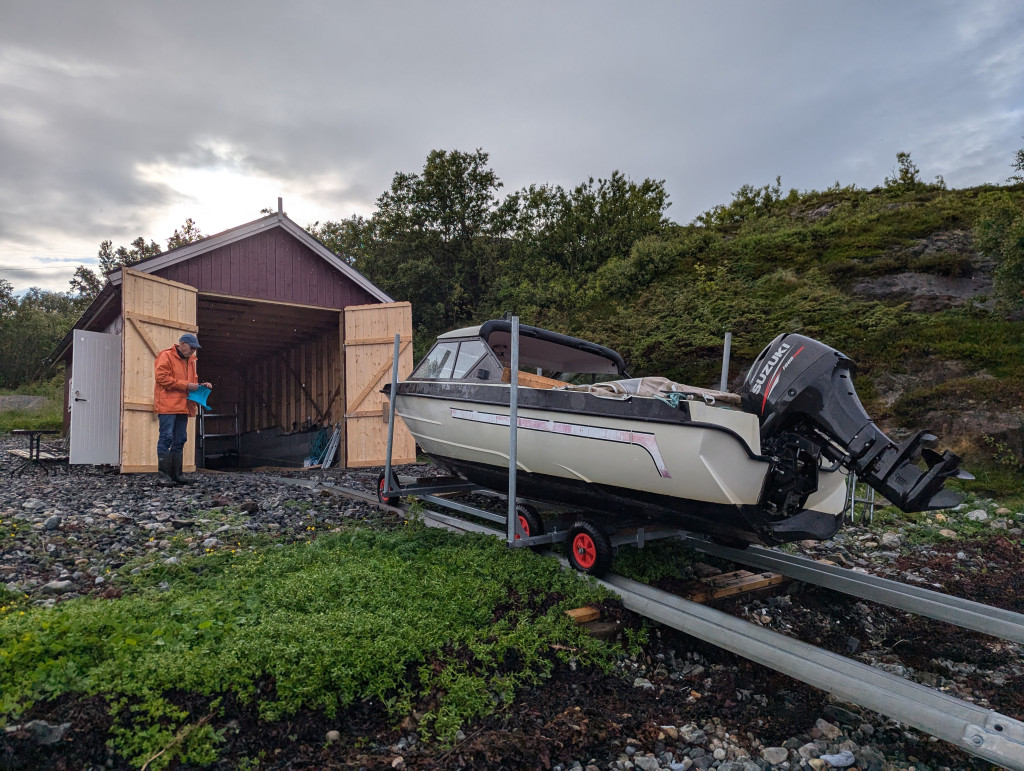 Mester-svenn-tradisjon: I likhet med jobben på sykehuset, lærer Iver å fikse motoren av sin båtvante onkel. Foto: privat