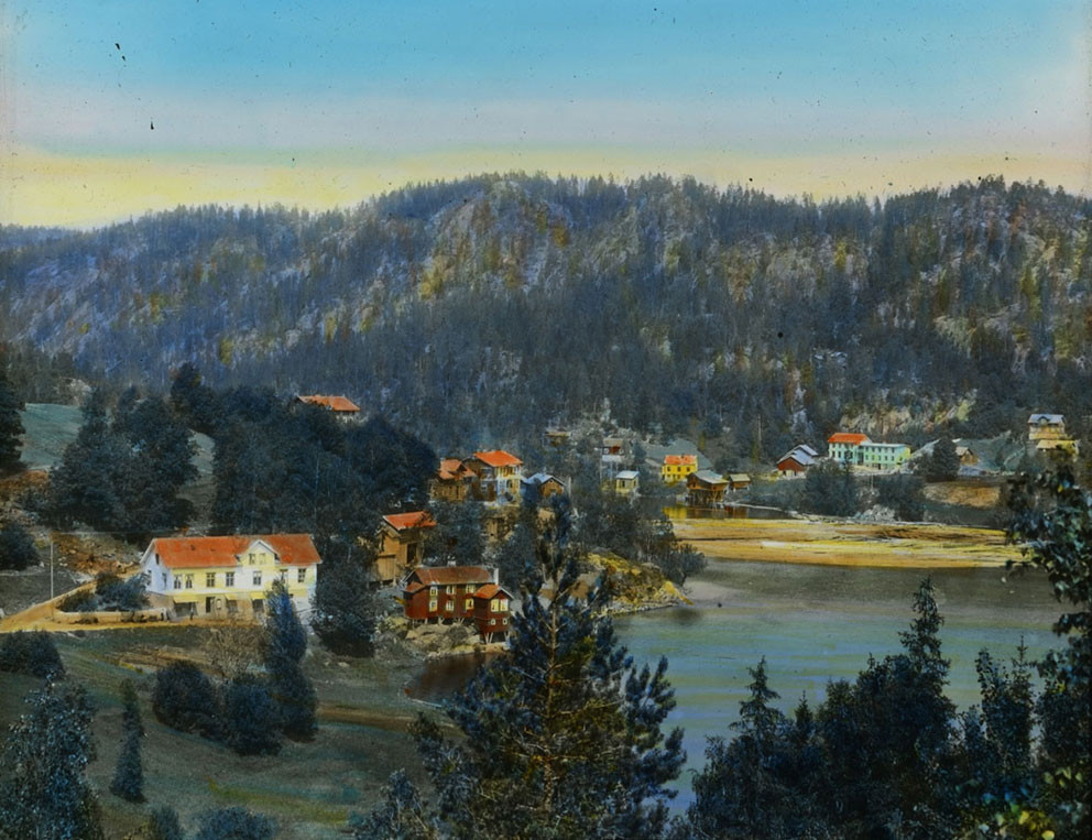Bebyggelsen i Prestestranna, Drangedal, 1920-tallet. Foto: Johan Lyng Olsen (1864–1944). Telemark Museum / CC BY-ND 4.0
