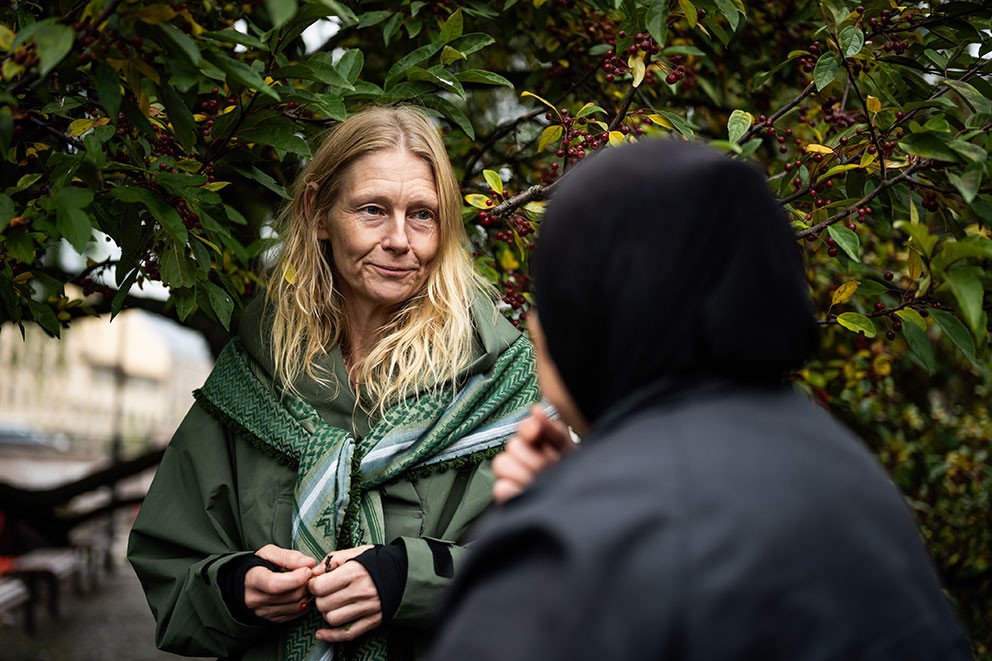 EMPATI: &ndash; Det er forferdelig &aring; v&aelig;re vitne til at mennesker m&aring; leve p&aring; gata, sier Aina. Foto: John Trygve Tollefsen