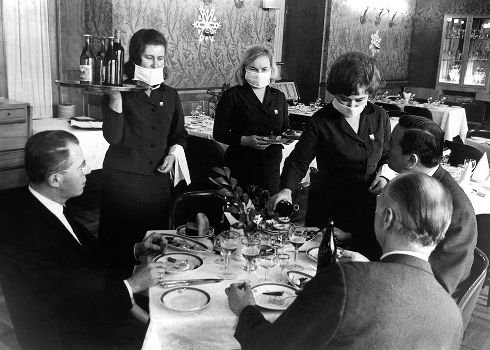 Servitriser med munnbind, Moskva, 1969. Illustrasjonsfoto: TopFoto/NTB