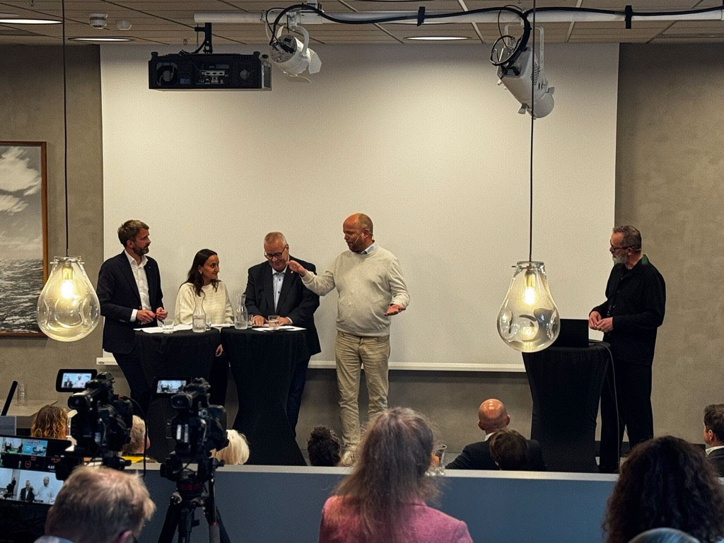 FULLT HUS: Arrangementet p&aring; Legenes hus var fulltegnet, og mange fulgte debatten direkte via stream