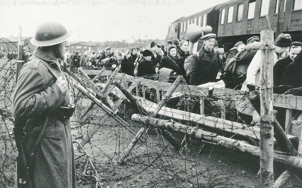 Tyske flyktninger forlater Padborg-leiren. Foto: Ukjent fotograf / Nationalmuseet, Danmark / I offentlig eie