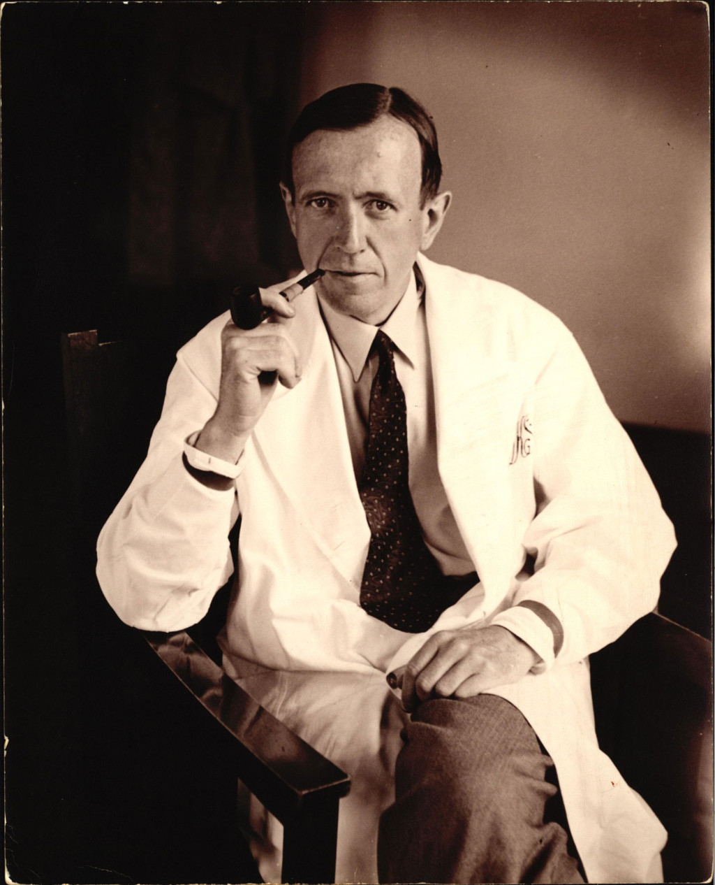 Figur 4 Hans Jacob Ustvedt ved Medisinaldirekt&oslash;rens kontor i Stockholm, august 1946 (25). Ustvedt var lege og aktiv i&hellip;