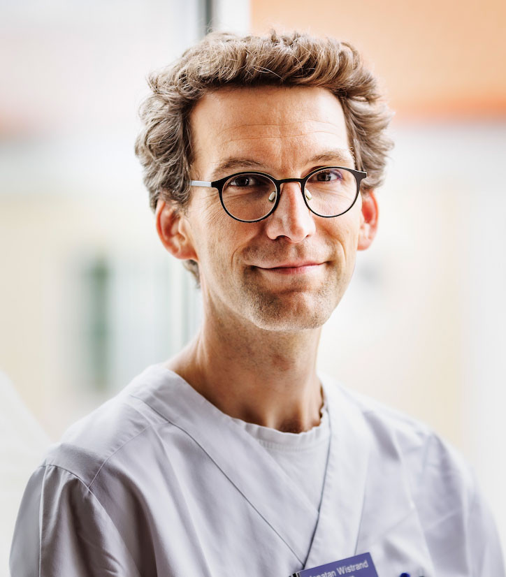 SYK LEGE: Hva skjer n&aring;r legen blir pasient? Jonatan Wistrand har forsket p&aring; hvordan leger opplever &aring; bli syke. Foto: Martin&hellip;