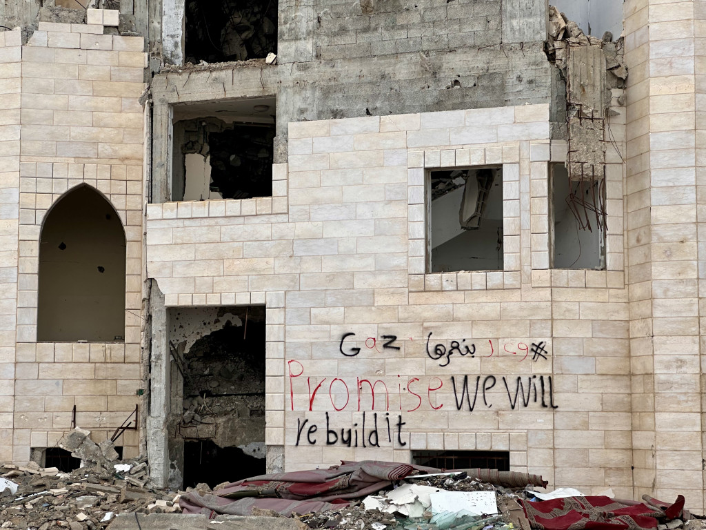 FRAMTIDSH&Aring;P: Tagging p&aring; en bombe&oslash;delagt mosk&eacute; i Gaza by. Teksten lyder: &laquo;Gaza, vi lover at vi skal bygge opp igjen&raquo;. Foto:&hellip;