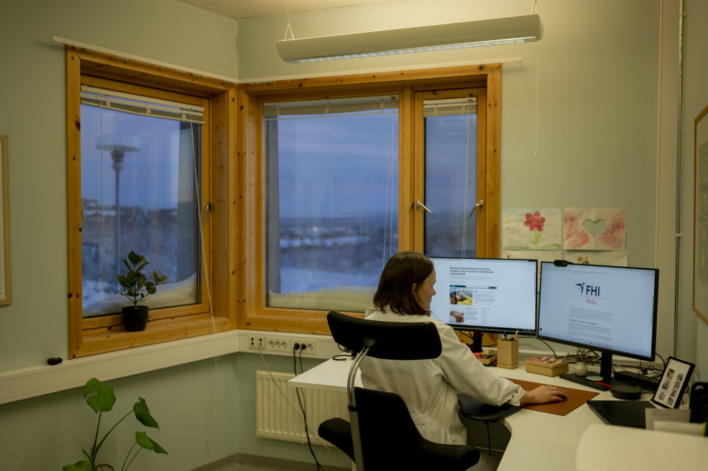 P&Aring; KONTORET: &ndash; Mange samer har st&oslash;rre tiltro til guvll&aacute;r &ndash; v&aring;re folkemedisinere &ndash; enn til legene. Foto: &Aacute;nne K&aacute;tj&aacute; Gaup