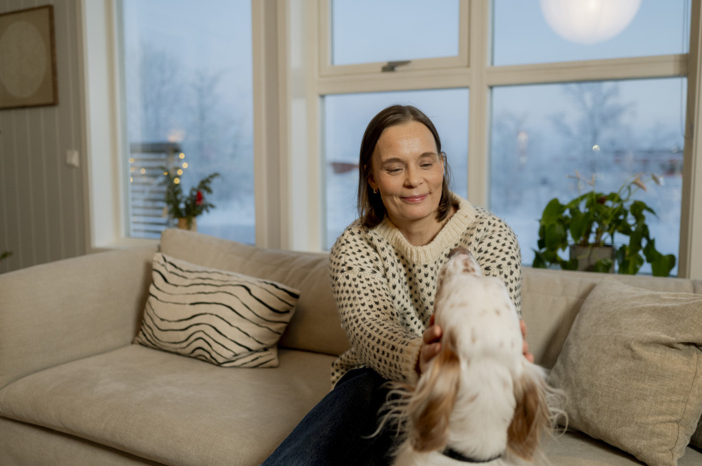 HJEMMEKJ&AElig;R: &Aacute;nne L&aacute;jl&aacute; reiser gjerne p&aring; oppdrag for &aring; undervise om samisk kulturforst&aring;else, men det er alltid godt &aring; komme&hellip;