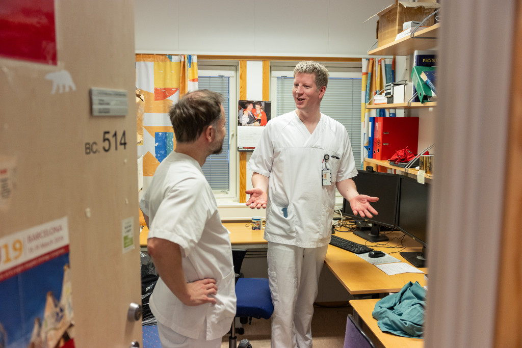 GODT MILJ&Oslash;: En av &aring;rsakene til at han trives s&aring; godt p&aring; jobb, er gode og flinke kollegaer. Foto: Marius Fiskum