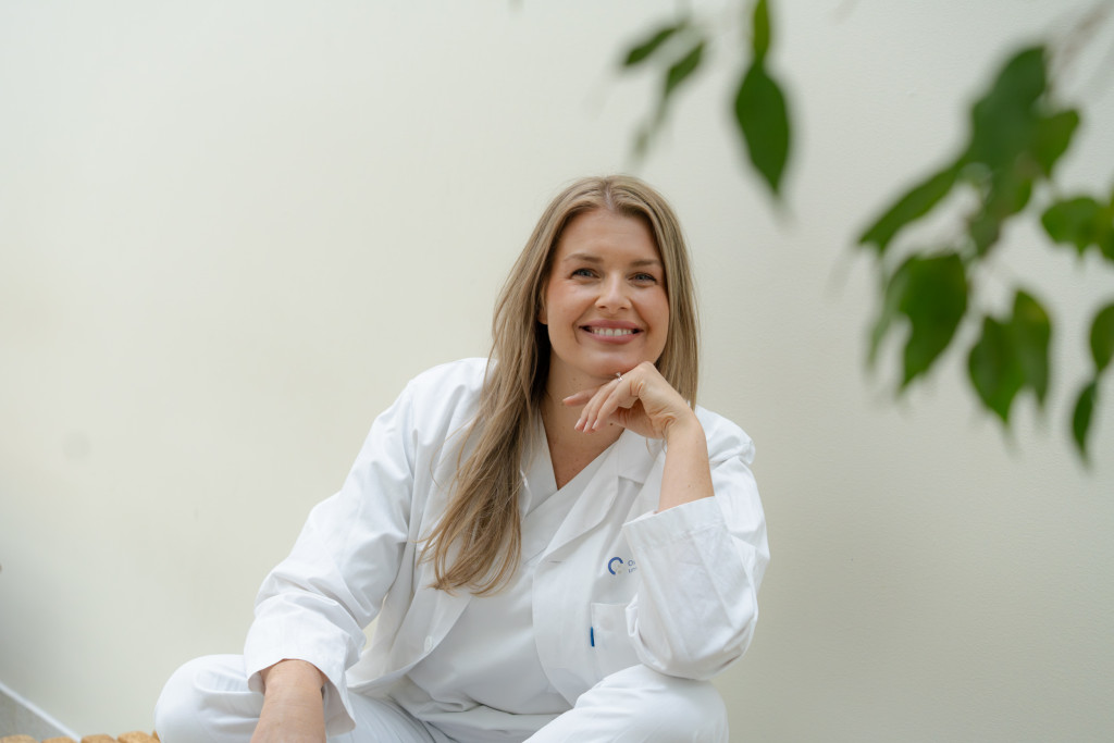 FORMIDLER P&Aring; SOSIALE MEDIER: Carina Saunders har en stadig voksende f&oslash;lgerskare p&aring; Instagram, hvor hun deler b&aring;de forskning&hellip;