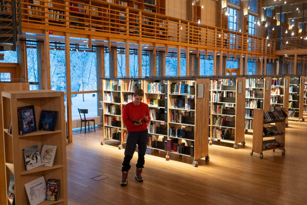 NY ARBEIDSHVERDAG: Fra hvit frakk p&aring; det travle legekontoret til fargerike kl&aelig;r p&aring; det stille biblioteket p&aring; Sametinget&hellip;