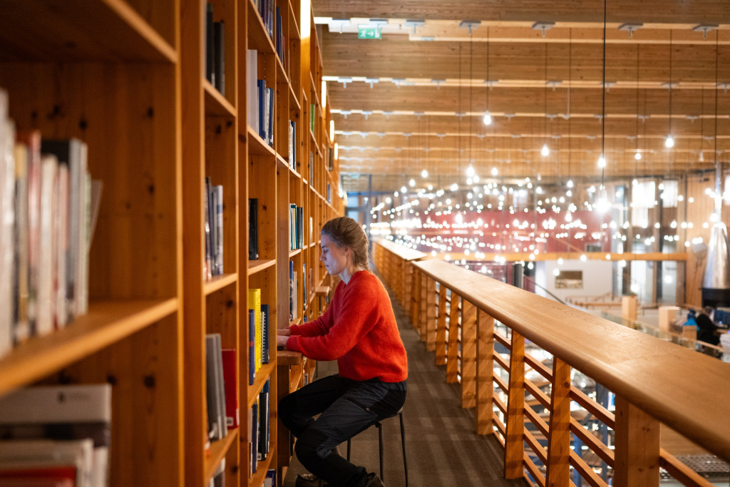 SKREV BOK P&Aring; SAMETINGETS BIBLIOTEK: Skrivedagen var fra kl 8 til 14. Foto: &Aacute;nne K&aacute;tj&aacute; Gaup
