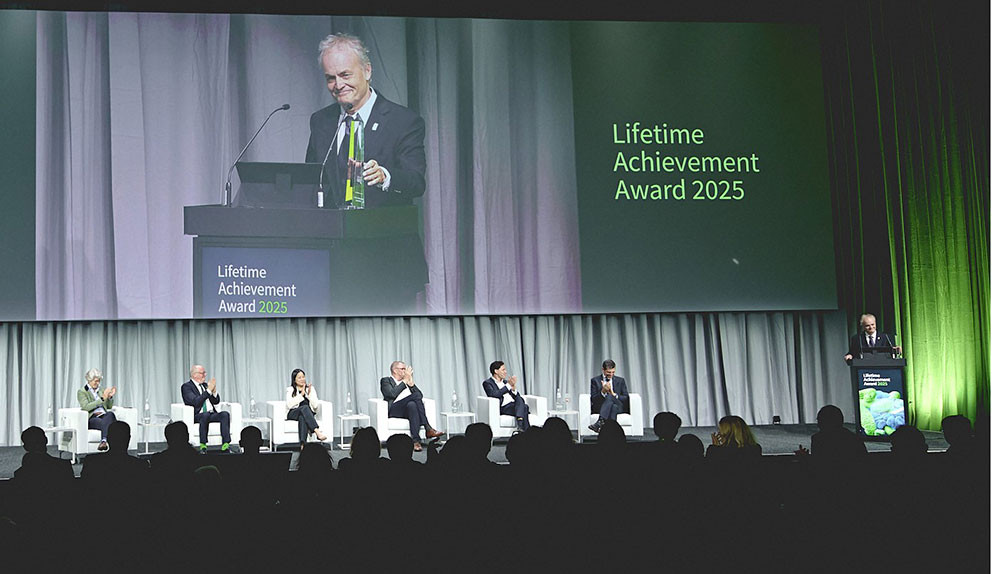 PRISUTDELING I BERLIN: Aabakken ble tildelt prisen foran 12&nbsp;000 deltakere p&aring; UEGs &aring;rlige kongress i Berlin. UEG er en&hellip;