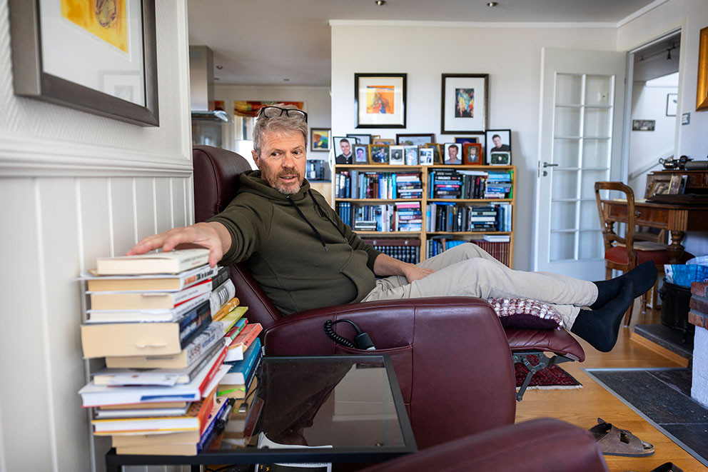 FUNNET ROEN IGJEN: B&oslash;ker og kunnskap er en stor det av livet til Per Kristian. Foto: Kjartan Bjelland