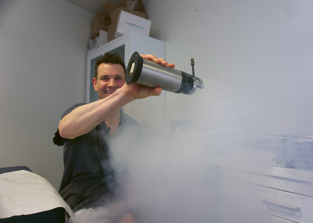FLYTENDE NITROGEN: V&aelig;sken brukes hyppig i arbeidshverdagen til Enger, for &aring; behandle alt fra vorter til visse&hellip;