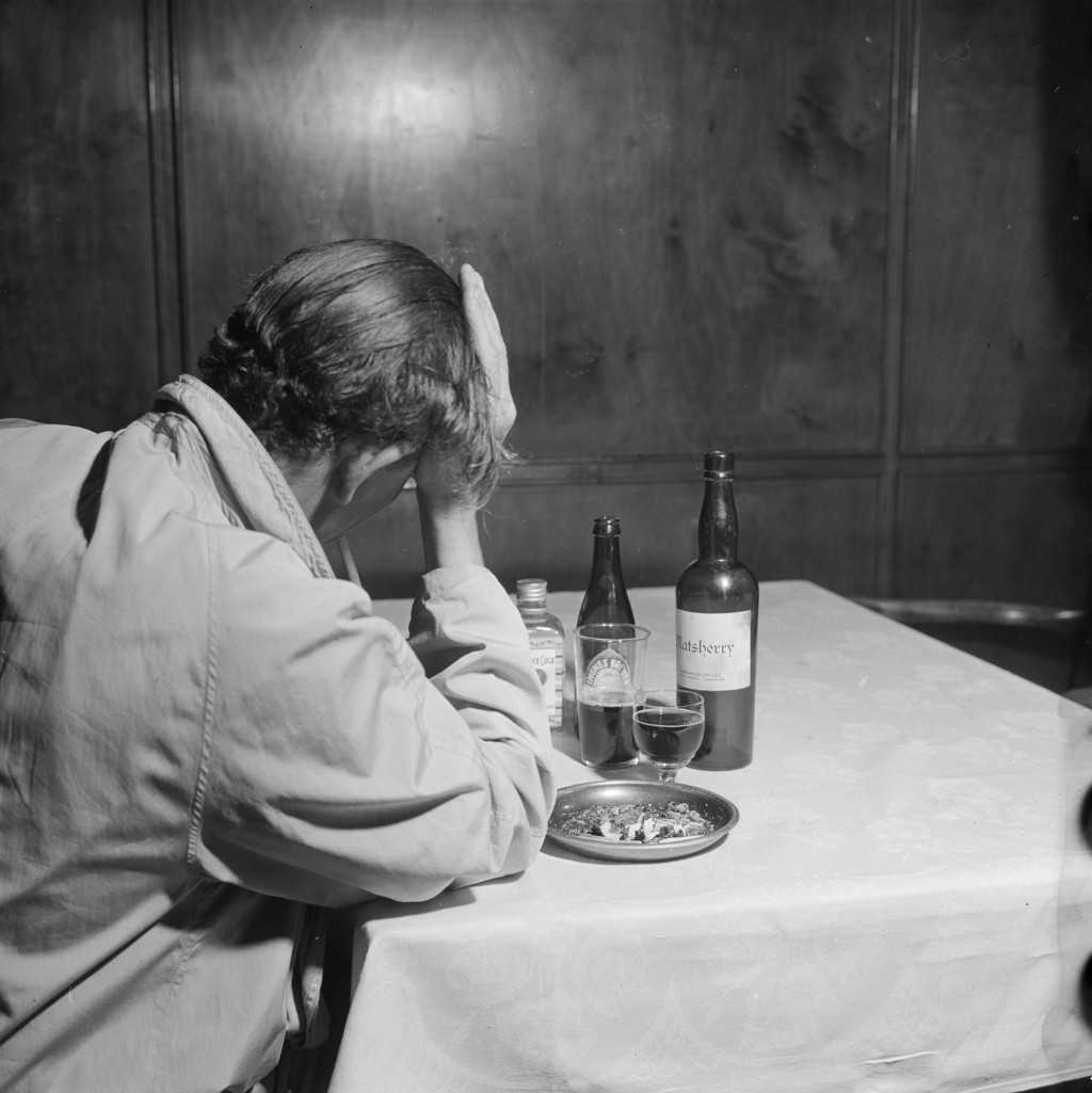 Ukjent mann drikker p&aring; Metropol, 1956. Foto: Rigmor Dahl Delphin / Oslo Museum, i offentlig eie