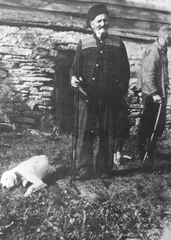 Nils R&oslash;ysum, den kjente bj&oslash;rneskytteren fra R&oslash;ysum p&aring; Leikanger. Her st&aring;r han sammen med sin eldste s&oslash;nn og sin hund. Ukjent&hellip;