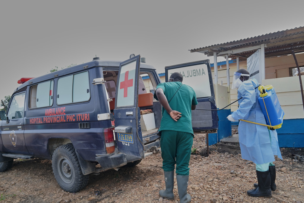 Helsepersonell desinfiserer en ambulanse i Ituri-provinsen i det nord&oslash;stlige DR Kongo. Foto: Dieudonne Dirole / NTB