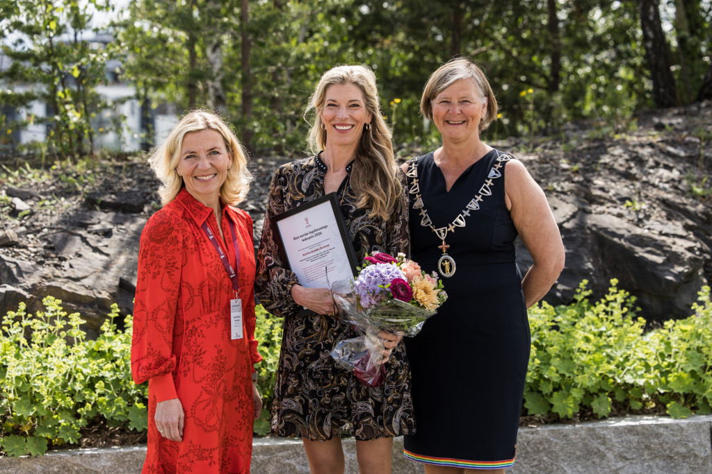 LEDERLEGE: Prisvinner Katrine Br&aelig;kke Norheim (midten), sammen med president Anne-Karin Rime (til h&oslash;yre) og visepresident i&hellip;