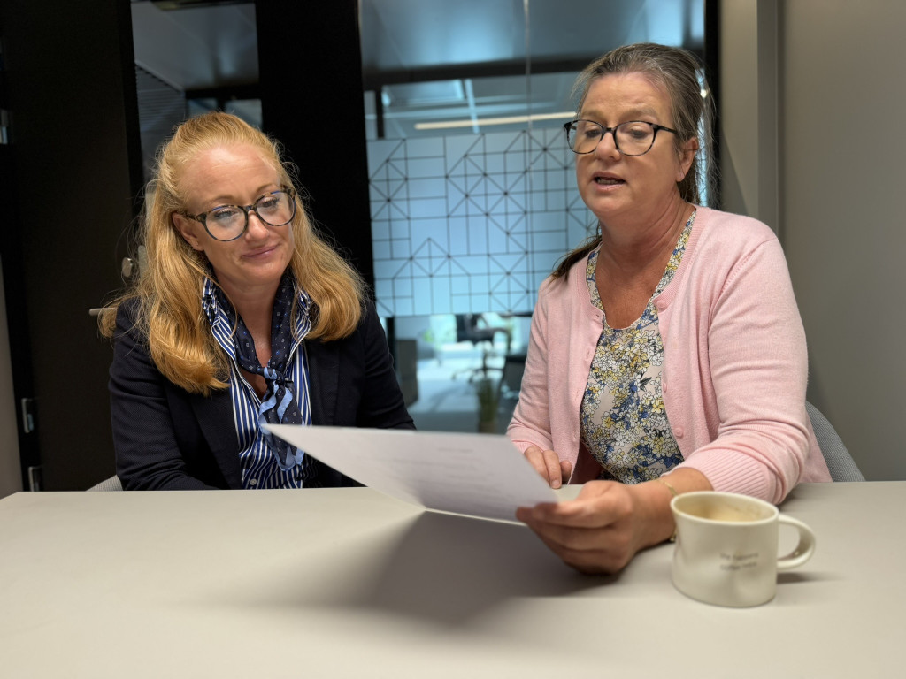 JURIDISK BISTAND: Advokat Stine T&oslash;nsaker og jurist Camilla Fagerholt jobber mye med &aring; bist&aring; leger i krise. Foto: Caroline&hellip;