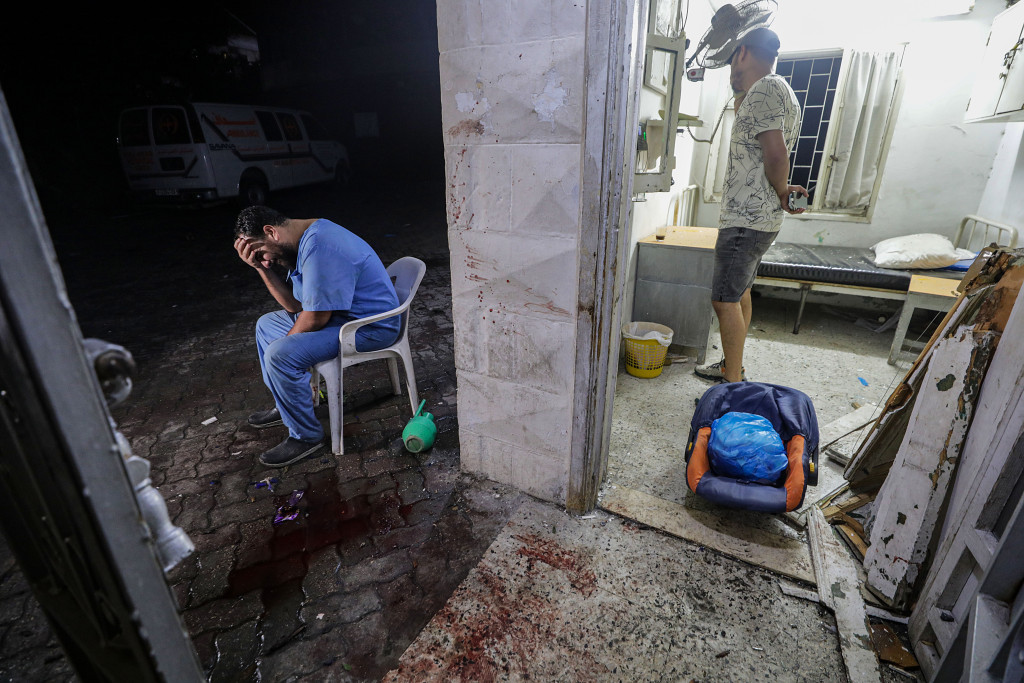 En lege utenfor Al Ahli-sykehuset i Gaza etter et luftangrep. Foto: EPA